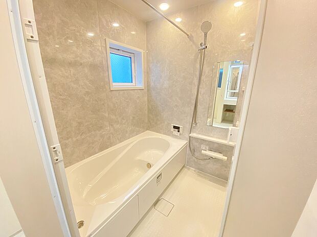 【浴室】≪Bathroom≫
四面化粧パネルを採用！
半身浴もできる広々とした湯船があり、朝日を浴びながらの入浴も気持ちよさそう。浴室乾燥機付きのバスルームとなっております♪