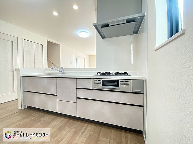 【キッチン】≪Kitchen≫
日々のお料理のしやすさはもちろん、お子様と一緒に並んで料理も楽しめちゃう広々キッチン♪ご飯のおいしい香りにひかれて家族との会話も弾みます！！