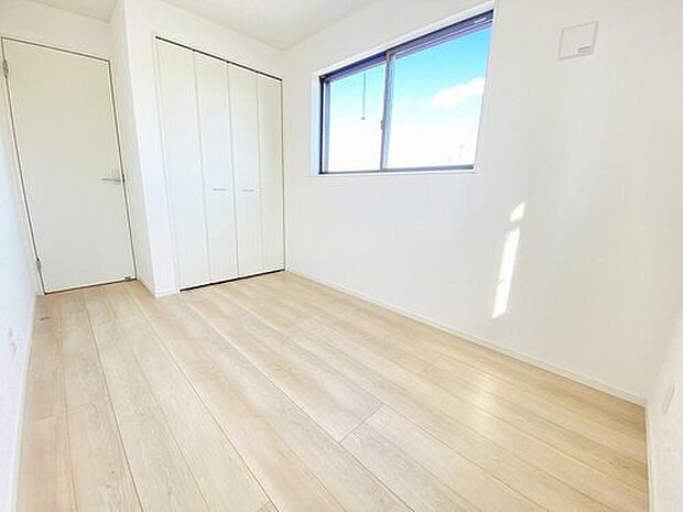 【リビング以外の居室】穏やかな光が差し込む室内には、穏やかな時間が流れます。休日には、落ち着いた空間で自分の趣味を楽しむのはいかがですか。