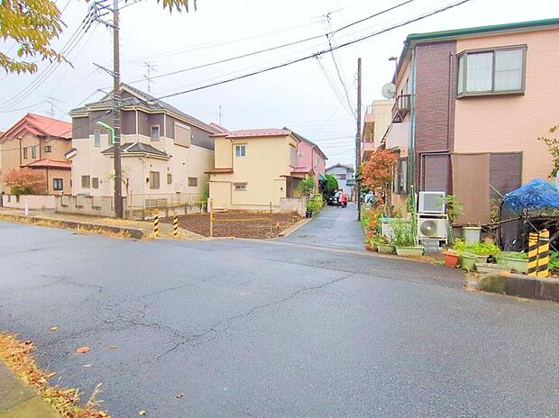 【前面道路含む現地写真】前面道路は歩道が整備されており安全です。周辺は緑が多い住環境♪
カースペースは雨の日も安心なビルトインガレージです。