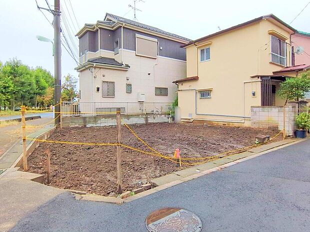 【現地外観写真】角地の新築３階建て。快適な暮らしが叶います♪下記「ネットで見学予約できる日程」より、見学予約ができます！