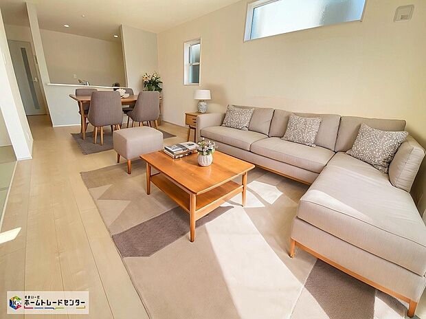 【リビング】≪Living room≫
広々としたLDKに、自分好みのインテリアでレイアウト。季節ごとに模様替えなども、楽しみの一つとなりそうです。
※家具をCGで加工しており、家具付き販売ではございません。