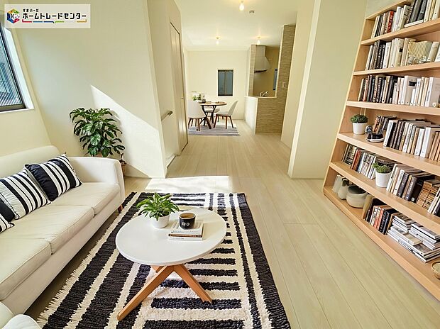 【リビング】≪Living room≫
広々としたLDKに、自分好みのインテリアでレイアウト。季節ごとに模様替えなども、楽しみの一つとなりそうです。
※家具をCGで加工しています。家具付き販売ではございません。