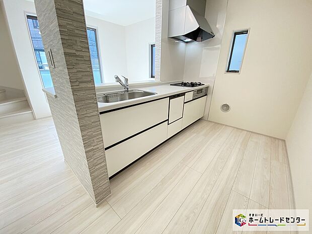 【キッチン】≪Kitchen≫
どこを開けても大容量収納のビッグスライドキッチン。圧力鍋やパスタ鍋などかさばる調理器具も楽々収納できます☆