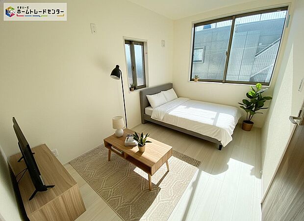 【居室】≪Room≫
2面採光を確保した明るい室内は、風通しも良く、大変居心地の良い空間となっております。
※家具をCGで加工しています。家具付き販売ではございません。