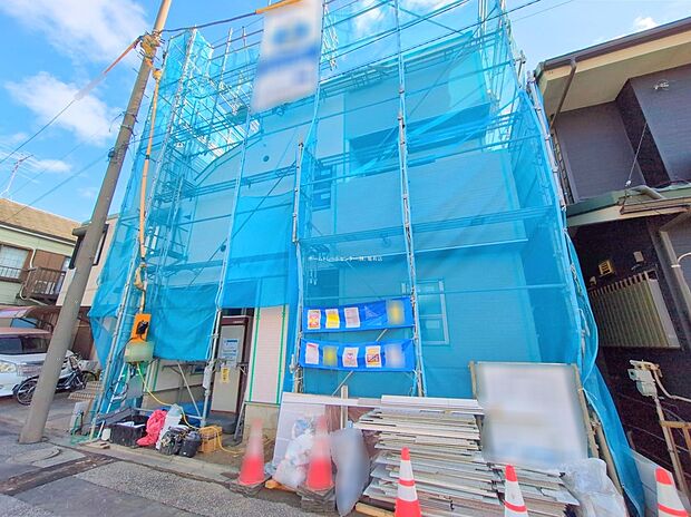 【現地外観写真】≪現地ご案内は便利なネット予約も可能です！お気軽にお問い合わせください♪≫
新築戸建てならではの仕様設備が充実！陽当たりとプライバシーを考えた2階リビング。