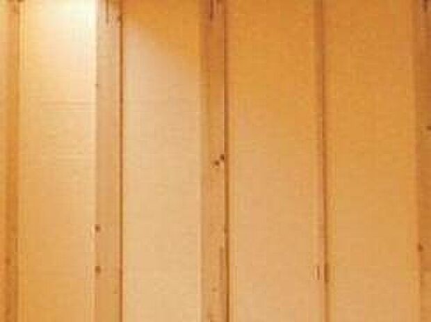 【水に強い成形型断熱材「ポリスチレンフォーム」】屋外からの湿気の影響を受けやすい外壁と１階床に”水に強い成形型断熱材”ポリスチレンフォームを採用。壁パネルに45ｍｍ厚、床に60ｍｍ厚を使用することにより断熱材の隙間を解消し、断熱性能、気密性能を高めます。