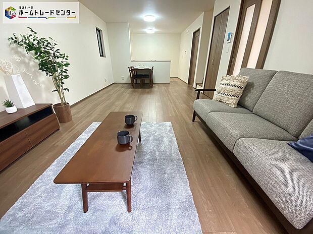 【リビング】≪Living room≫
広々とした開放感あふれるリビングです。ゆったり寛げる充分な広さがございますので、ご家族でインテリアのレイアウトを考えるのも楽しみになりそうです☆