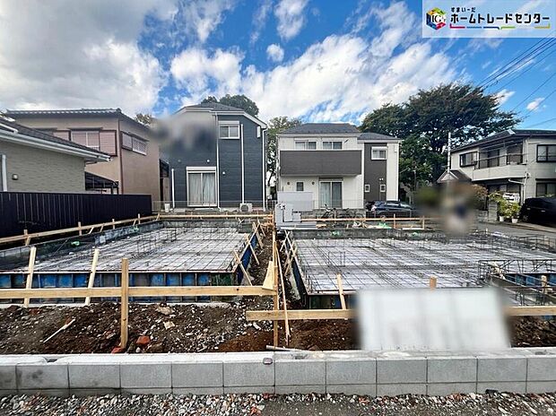 【現地外観写真】≪見学予約ができます！≫
新築戸建てならではの仕様設備が充実！不在時の受取に便利な「宅配ボックス」完備・全居室収納付き！LDK可動棚などあると便利なスペース♪