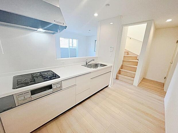 【キッチン】窓付きの明るく爽やかなキッチンスペース。リビングイン階段で、お子様の帰宅もすぐわかりますね！