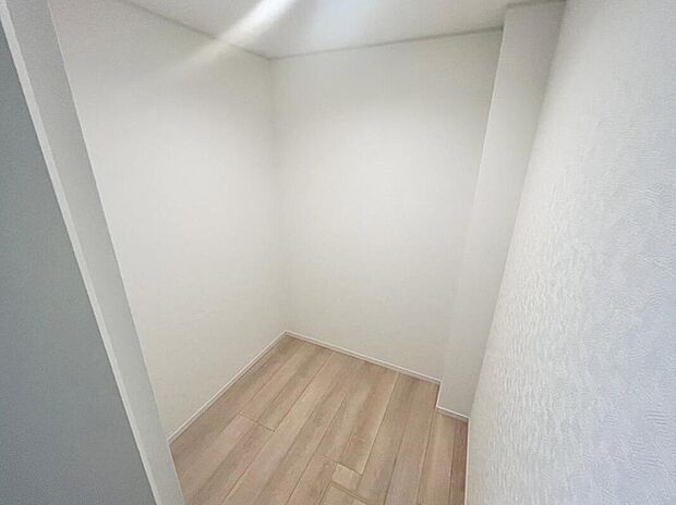 【収納】たくさんあると何かと助かる収納スペース。各居室や玄関など、室内各所に収納スペース充実のお住まいです♪