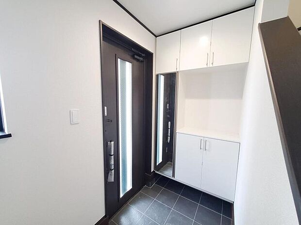 【玄関】開放感のある玄関ホール。お家を出る前に玄関ミラーで最終チェックをすることができます♪