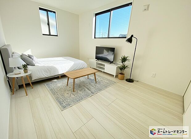 【居室】≪Room≫
お陽さまの光をさわやかな風をたっぷりとりこめます。室内はいつも明るい印象なので気持ちの良い朝を迎えられます。
※家具をCGで加工しています。家具付き販売ではございません。