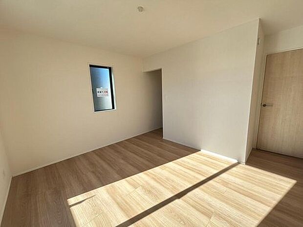 【リビング以外の居室（2号棟）】採光良好な明るい室内。木の温もりがやさしいフローリングは安らぎをもたらすプライベート空間。収納も完備しているので、お部屋は美しい空間を保てますね！