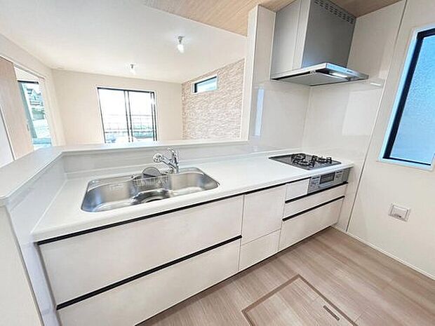 【キッチン（2号棟）】大容量の収納スペースは取り出しやすくしまいやすいスライドタイプ、大きな鍋などもラクに取り出せます♪