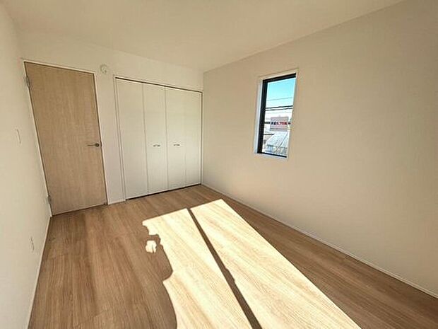【リビング以外の居室（2号棟）】明るい室内は、風通しも良く、大変居心地の良い空間となっております。爽やかな風を感じて起きる朝は、快適生活の始まりに！