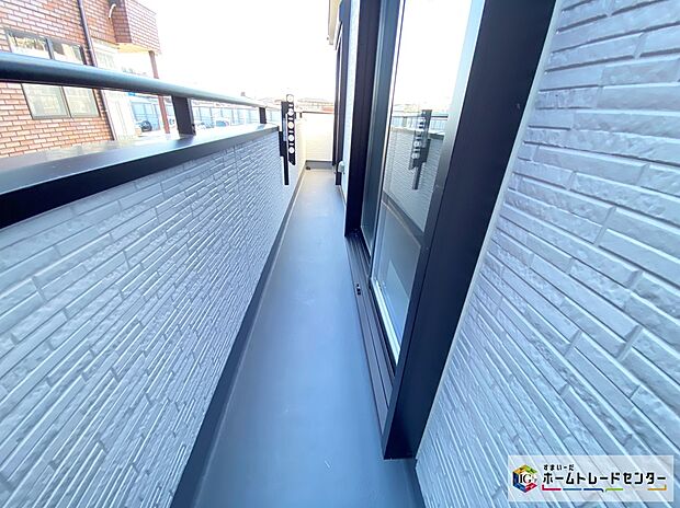 【バルコニー】≪Balcony≫
2部屋から出入り可能な広々としたバルコニー!日が差し込みやすく、洗濯物を干すのに最適です!休日には、日を感じながらゆったりと過ごす癒しの空間にもなりますね♪