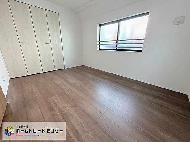 【リビング以外の居室】マンションと違い部屋数が多いのが戸建てのメリットです。ご家族が増えたことで手狭に感じていた住まいも戸建てでは各居室プライバシーを保つことができます♪