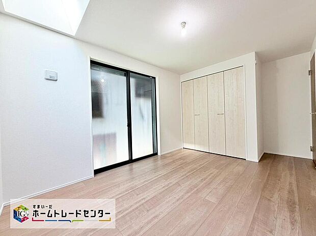 【リビング以外の居室】大きな窓があり陽光あふれる明るい空間です。室内はいつも明るい印象なので気持ちの良い朝を迎えられます。日差しが明るいと日中の電気使用がないので、家計にも助かります♪