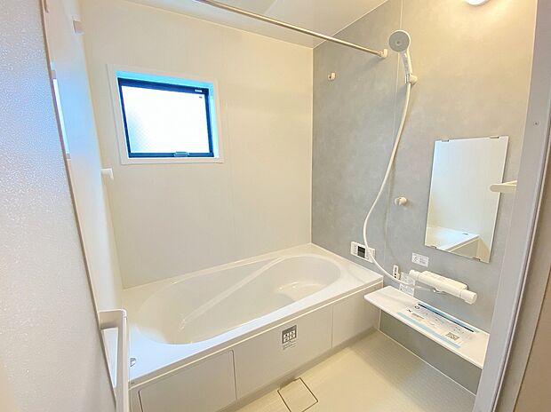 【浴室】≪Bathroom≫
1日の疲れた体を癒せるシステムバス。雨の日のお洗濯も安心な「浴室乾燥機」つきなので、雨の多いこれからの時期も安心です♪
