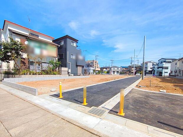 【現地外観写真】≪内覧以外にも資金計画やライフプランに寄り添ったご提案をいたします♪≫
暮らしがもっと快適になるお住まい♪カースペース全棟2台分確保！プランにより3台分OK・TX線、対面式キッチン、浴室乾燥機　等。