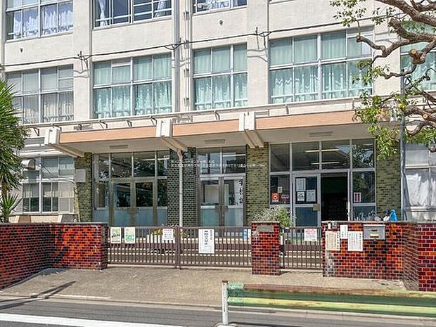 足立区立伊興中学校（約1,100m）