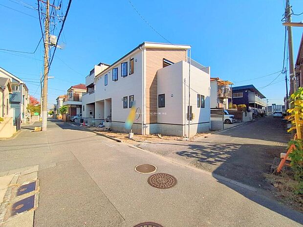 【前面道路含む現地写真】≪下記「見学予約できます」より、見学予約ができます!≫
新築一戸建て 家族の笑い声が自然と生まれます!