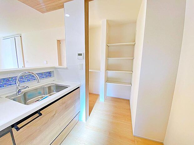 【収納】キッチン周りに収納豊富！家族の共用物入にもなる、奥行のあるリビング収納が嬉しい♪キッチンすぐ横の収納スペースはミネラルウォーターや調味料などの置き場所に最適です◎