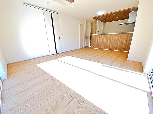 【リビング】明るく開放感のあるリビング。折上天井があることでスタイリッシュな雰囲気を生み出してくれるのもポイントです♪