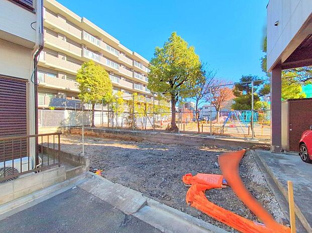 【現地外観写真】明るく緑豊かな住環境です。現地ご案内は便利なネット予約も可能です！お気軽にお問い合わせください♪