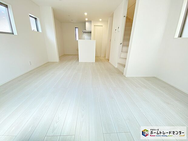 【リビング】≪Living room≫
贅沢なほどの大空間LDKは家族で過ごす時間が楽しみになりそうです!家族のスペースでのんびりとおくつろぎください。