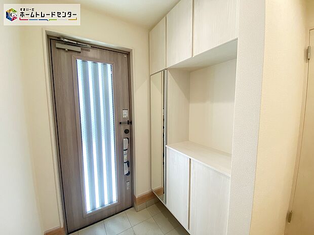【玄関】≪Entrance≫
コの字型の玄関収納を採用。多くの靴を収納できる上、飾り棚を利用して、お越しいただくお客様をおもてなしできます。