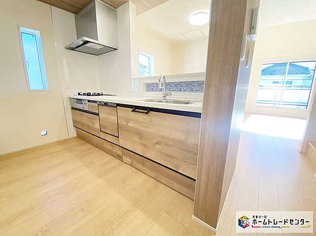 【キッチン】≪Kitchen≫
ビルトイン式の食器洗い乾燥機を標準設置しています。家事の手間を大幅に削減してくれるお役立ちアイテムは、洗浄力が高いうえ、除菌効果にも優れております。