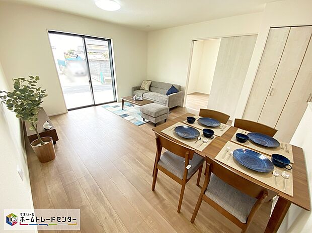 【リビング】≪Living room≫
暖かな雰囲気のLDKはご家族が自然と集まる穏やかな暮らしがイメージできますね。明るいリビングで家族団らんの時間を楽しみましょう!!