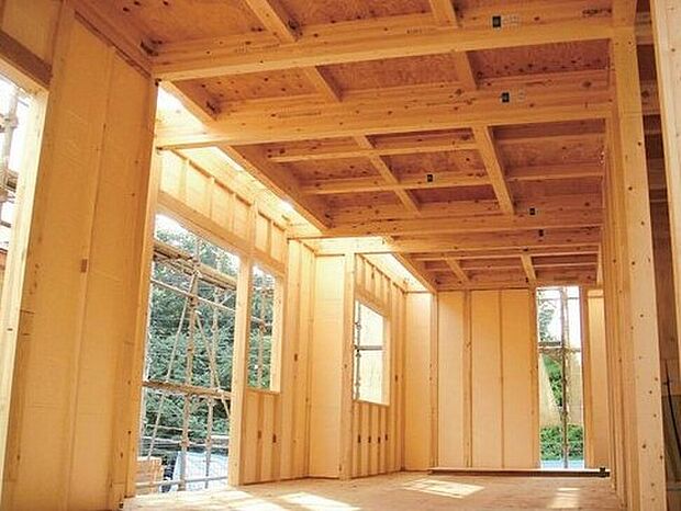 【水に強い成形型断熱材「ポリスチレンフォーム」】屋外からの湿気の影響を受けやすい外壁と1階床に”水に強い成形型断熱材”ポリスチレンフォームを採用。壁パネルに45mm厚、床に60mm厚を使用することにより断熱材の隙間を解消し、断熱性能、気密性能を高めます。