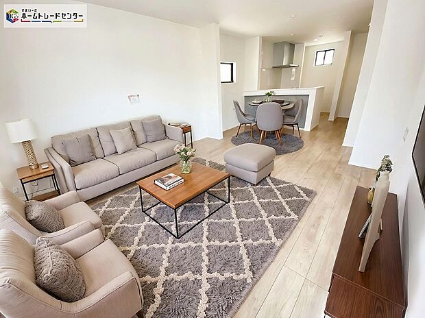 【リビング】≪Living room≫
家族の一体感を感じられる広々スペース。家族と過ごす時間を大切にする方にぴったりのゆとりの住空間。
※家具をCGで加工しており、家具付き販売ではございません。