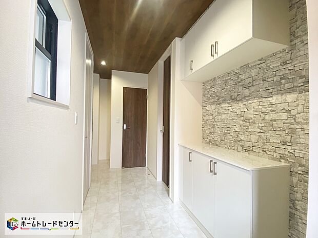 【玄関】≪Entrance≫
上下セパレートタイプの玄関収納を採用。多くの靴を収納できる上、飾り棚を利用して、お越しいただくお客様をおもてなしできます。