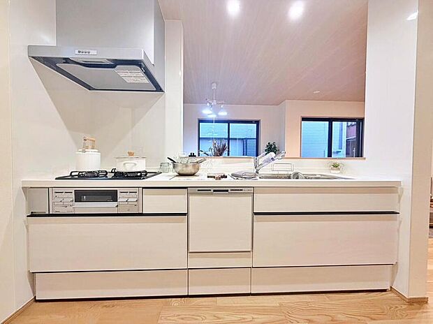 【キッチン】家事を手助けする食洗機付システムキッチン採用!対面式キッチンですので、お食事の準備をしながらご家族との会話を楽しめます♪