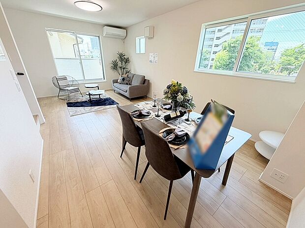 【リビング】≪Living room≫
自然光がたっぷり室内に降り注ぎ、居心地のよいリビング。ご家族の楽しい笑い声が聞こえてきそうです。ご家族でインテリアのレイアウトを考えるのも楽しそう♪
