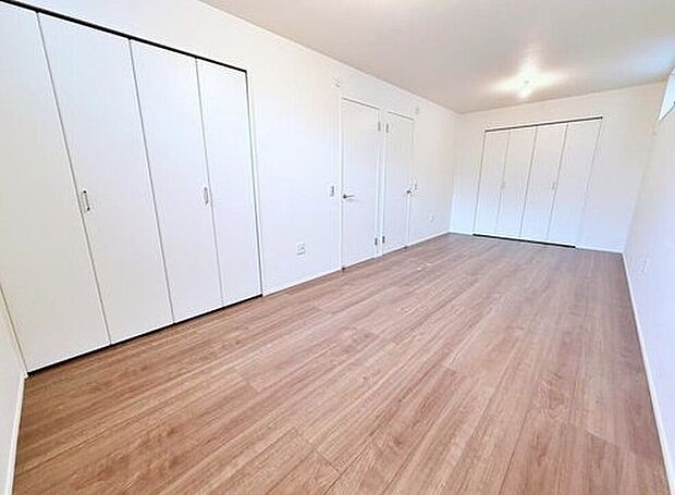 【リビング以外の居室】明るめのフローリングですので、壁紙ともマッチし、お部屋を更に広く見せてくれる効果も。