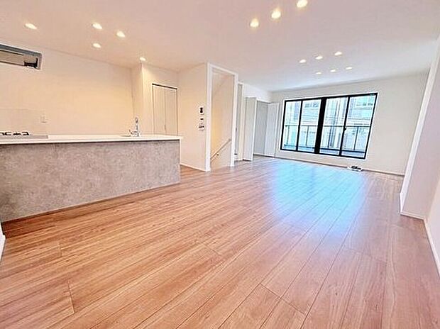 【リビング】≪ぜひあなたの目で、実際のお部屋をお確かめ下さい☆≫
陽当りとプライバシー性に恵まれた2階リビング♪ご家族の様子が分かりやすい対面式キッチン付き♪他にも様々な用途に使えるスタディーカウンター付き♪