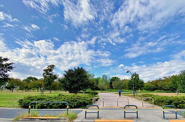 舎人公園(約640m)