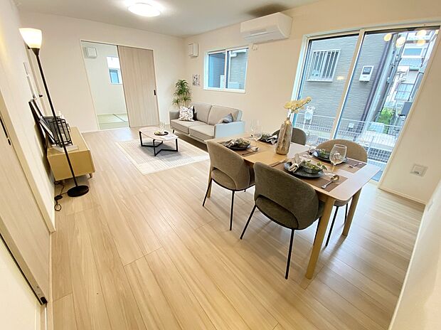 【リビング】≪Living room≫
広々とした開放感あふれるリビングです。ゆったり寛げる充分な広さがございます。ホームパーティのお客様が増えても、これだけ広いリビングなら大丈夫♪