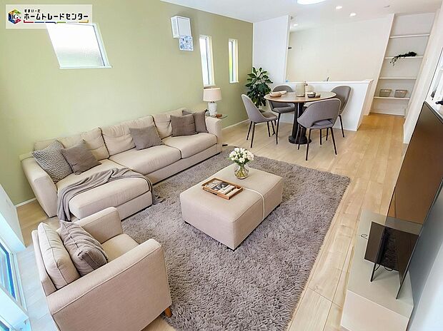 【リビング】≪Living room≫
開放的な雰囲気のリビング!窓からは心地の良い陽が入ります。明るいリビングで家族団らんの時間を楽しみましょう♪
※家具をCGで加工しています。家具付き販売ではございません。
