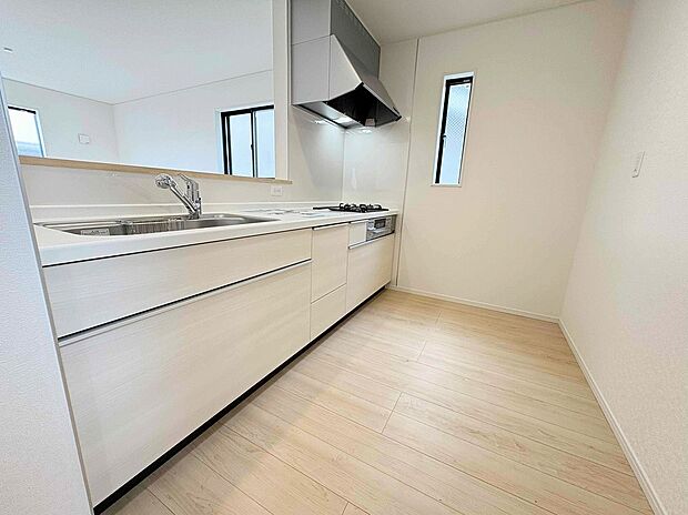 【キッチン】≪Kitchen≫
窓付きの明るく爽やかなキッチンスペース。床下収納もございますので、いつでもすっきりとお使い頂けそうです。