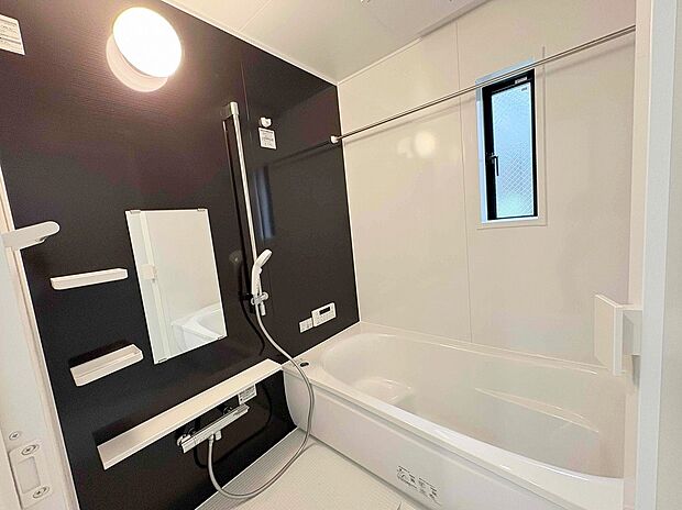 【浴室】≪Bathroom≫
半身浴もできる広々とした湯船があり、朝日を浴びながらの入浴も気持ちよさそう。浴室乾燥機付きのバスルームとなっております♪