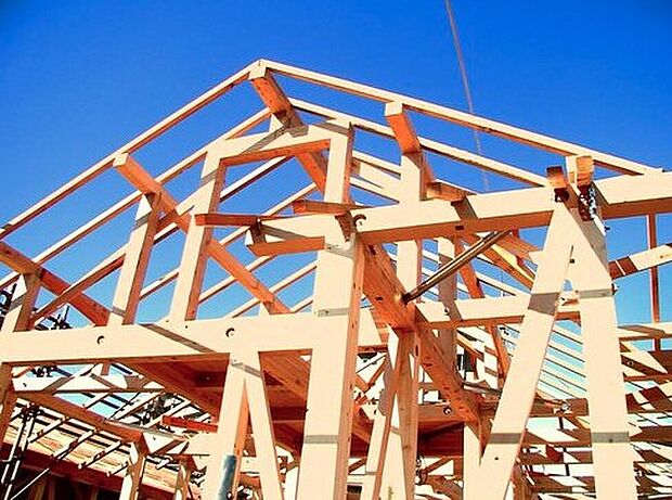 【日本の風土に調和する伝統的な「木造軸組工法」】常に呼吸し、気候の変化に合わせて微妙に伸縮する木材こそが、高温多湿な日本の気候風土に最適と確信し、木の家つくりにこだわっています。土台、柱、梁などの住宅の骨格を木の軸で造る工法で、1000年以上にわたり、改良・発達を繰り返してきました。