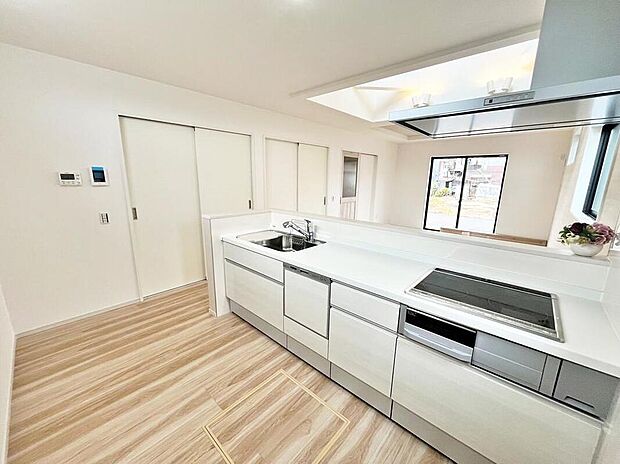 【キッチン】ビルトイン式の食洗器を標準装備。家事の手間を大幅に削減してくれるお役立ちアイテムは、洗浄力が高いうえ、除菌効果にも優れております♪