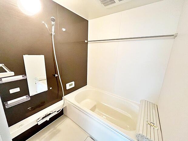 【浴室】毎日の疲れを癒す浴室は1坪タイプです。足を伸ばしてゆっくりとくつろげます。浴室乾燥機付きのバスルームとなっております♪