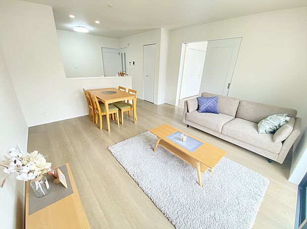 【リビング】≪Living room≫
ご家族との自然なコミュニケーションが生まれる対面キッチンを採用！暖かい光が降り注ぐ、温もりあふれるお住まいです☆
